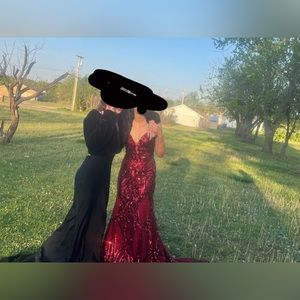 Beautiful prom dress!!!, it’s a size 4 but can fit smaller, back is adjustable